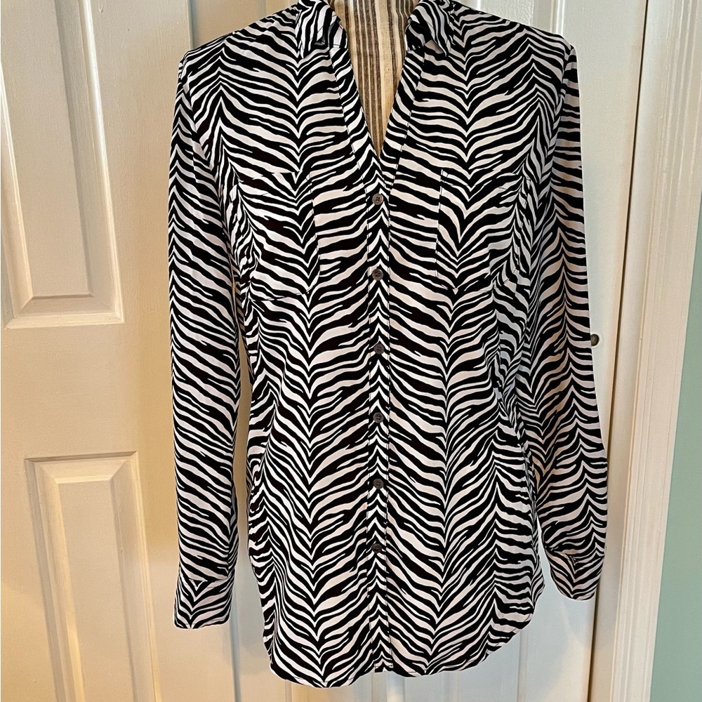 đź’•Talbots size 10 button down blouse. Black and white animal print - Picture 2 of 6